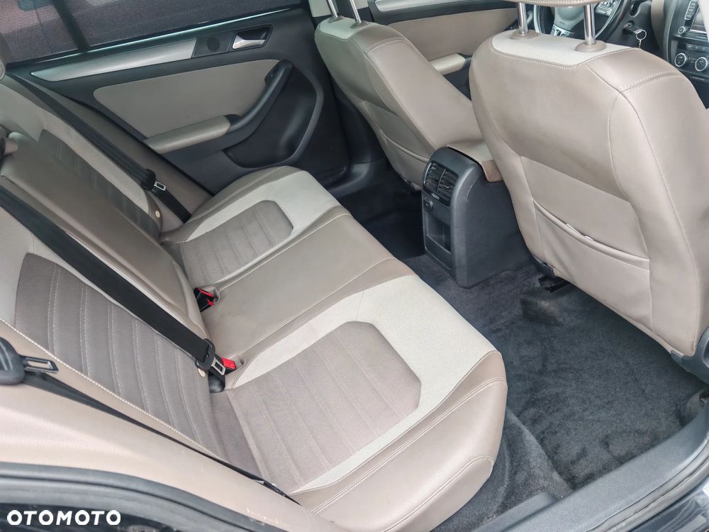 Volkswagen Jetta 1.6 TDI Highline - 22