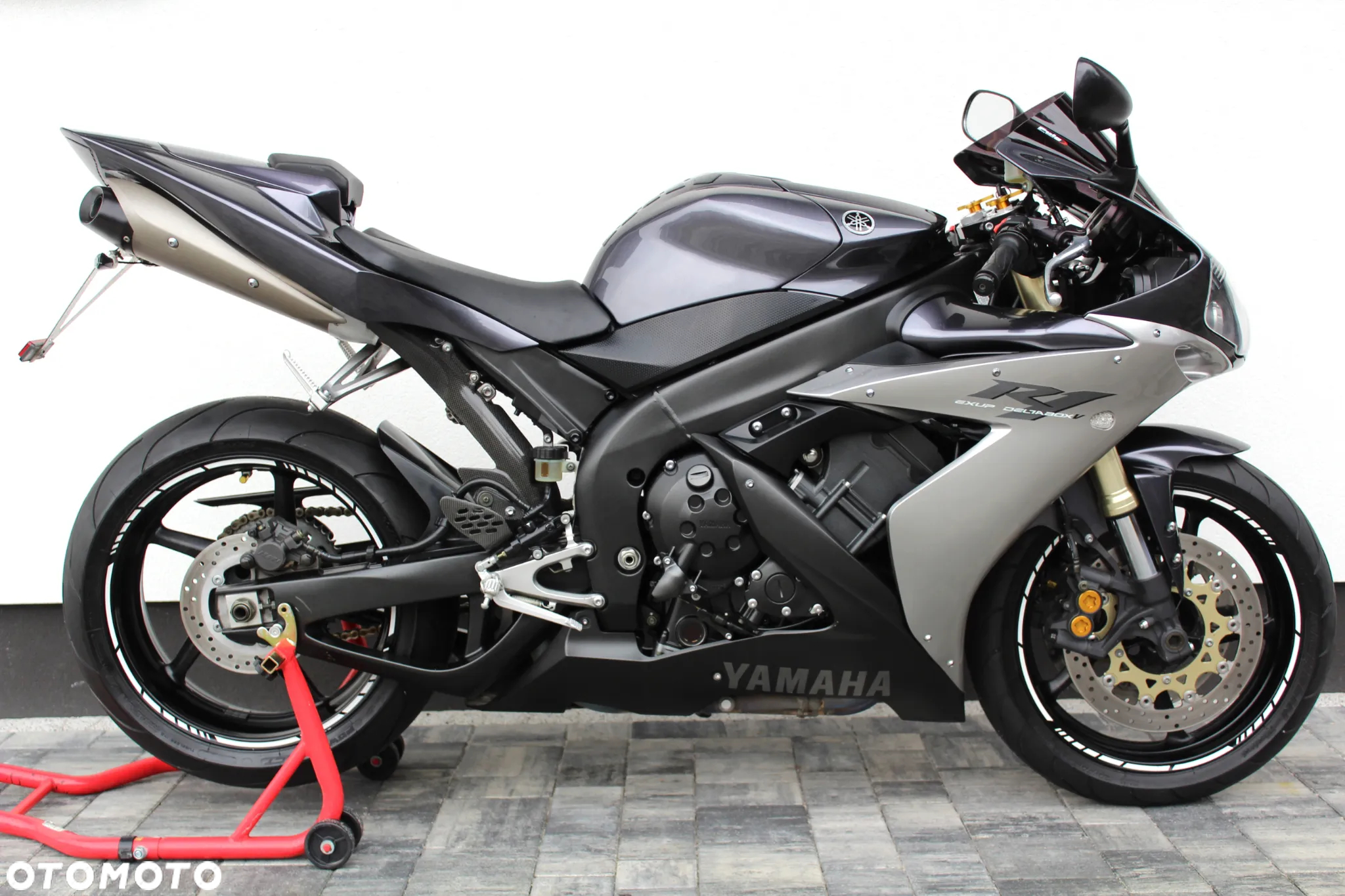 Yamaha R1 - 4