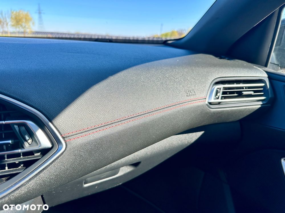 Peugeot 308 1.6 e-THP GTi by Sport S&S - 35