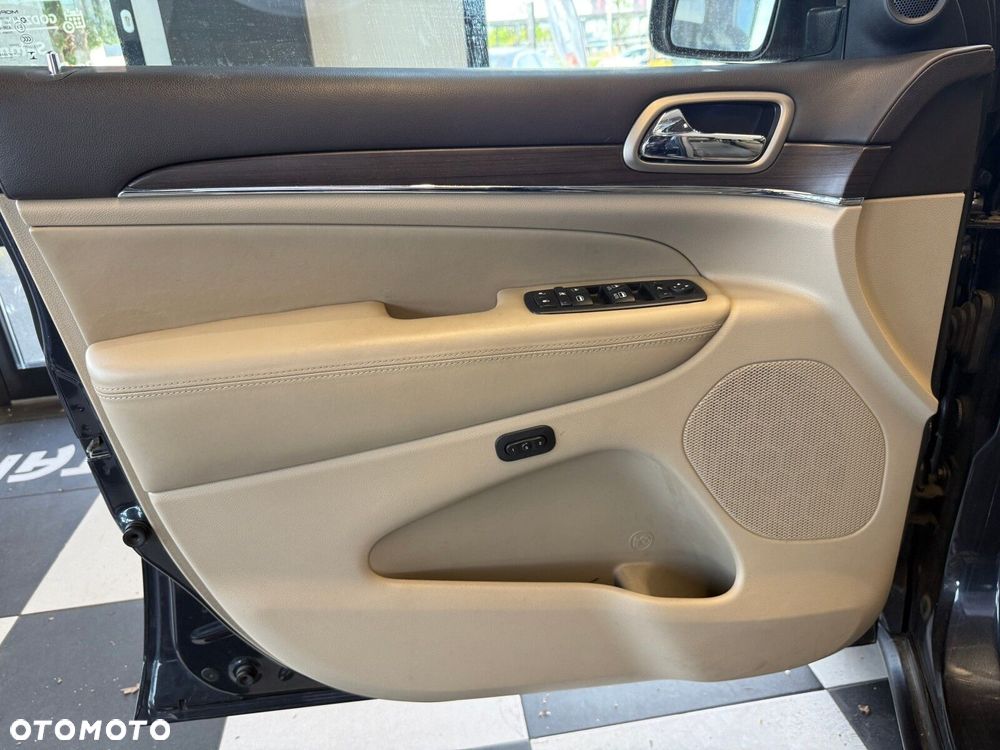 Jeep Grand Cherokee - 23