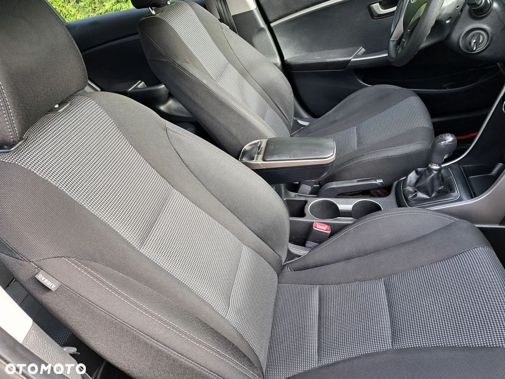 Hyundai i30 1.6 Comfort - 13