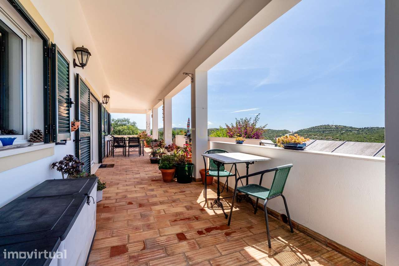 Moradia isolada T2, com piscina, jardim, estacionamento e vista panorâ - Grande imagem: 4/37