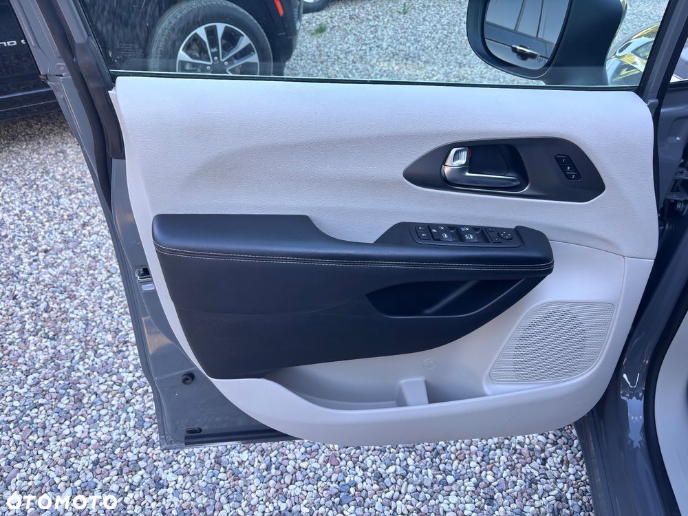 Chrysler Pacifica - 13
