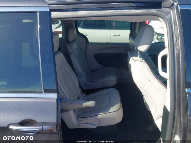 Chrysler Pacifica - 12