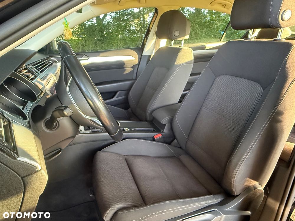 Volkswagen Passat - 11
