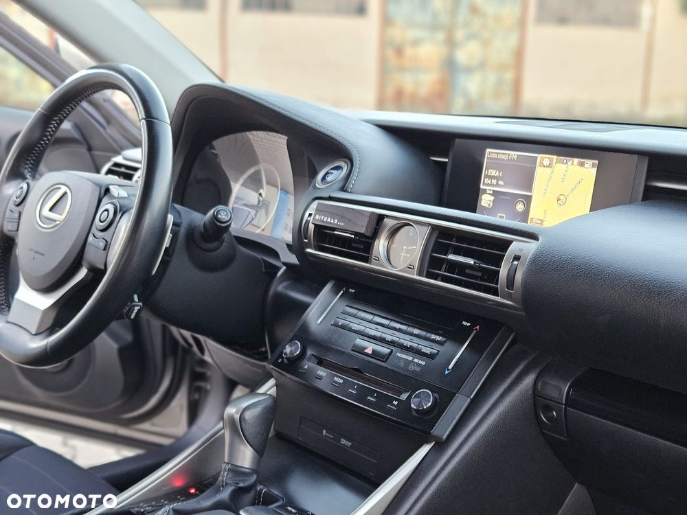 Lexus IS 300h Comfort - 25