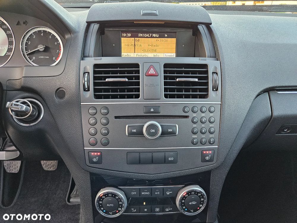 Mercedes-Benz Klasa C 200 CGI BlueEFFICIENCY Elegance - 25