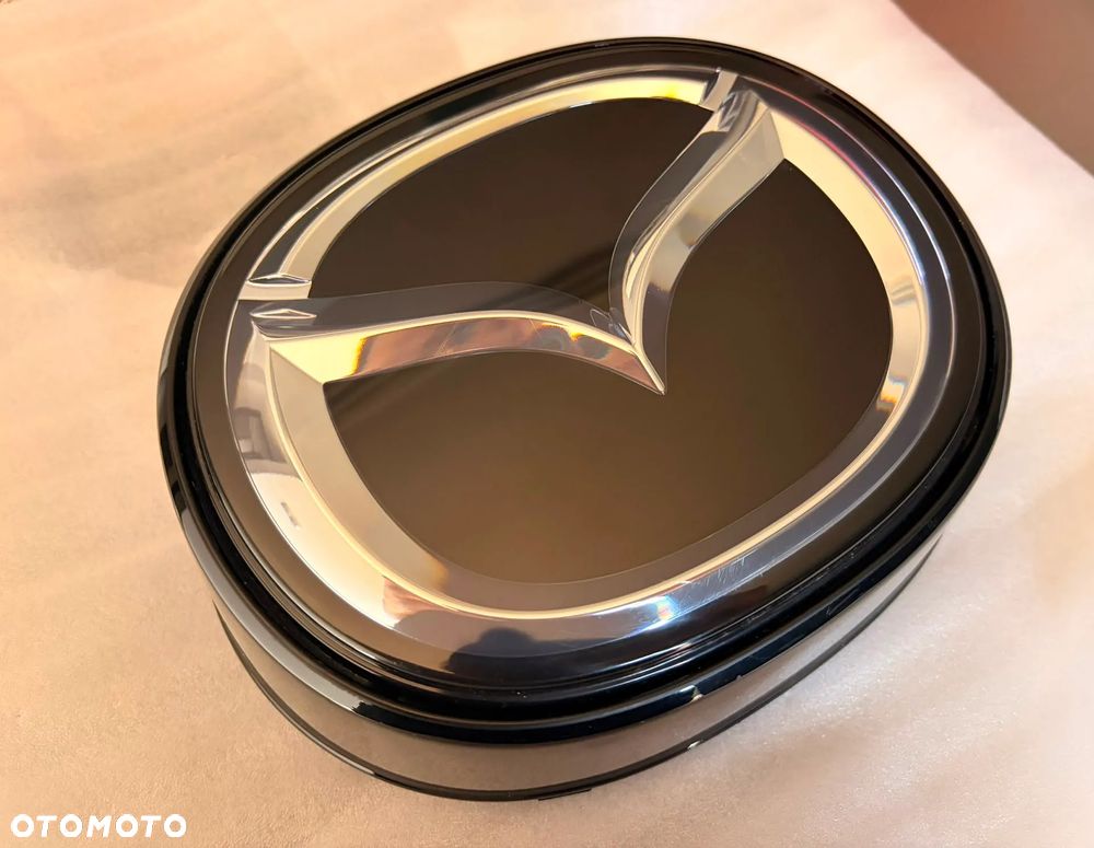 MAZDA 6 2018 2026 Emblemat przedni Znaczek przód pod radar z podstawką wspornikiem GSH751730 GSH750716 - 2