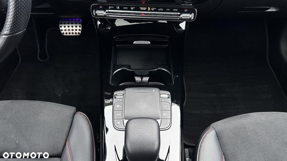 Mercedes-Benz CLA 200 7G-DCT - 19
