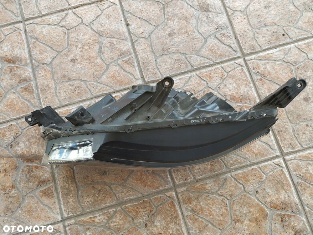 Lampa lewa Mitsubishi L200 VI 6 2020-^ 8301D377 - 4