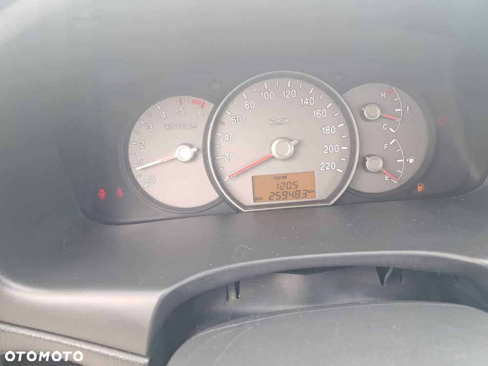 Kia Carens 2.0 CRDi Tour - 12