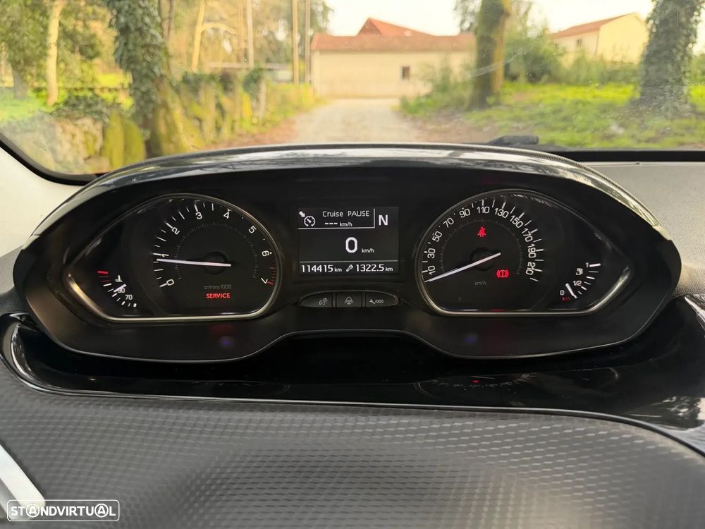 Peugeot 2008 1.2 PureTech Allure EAT6 - 29