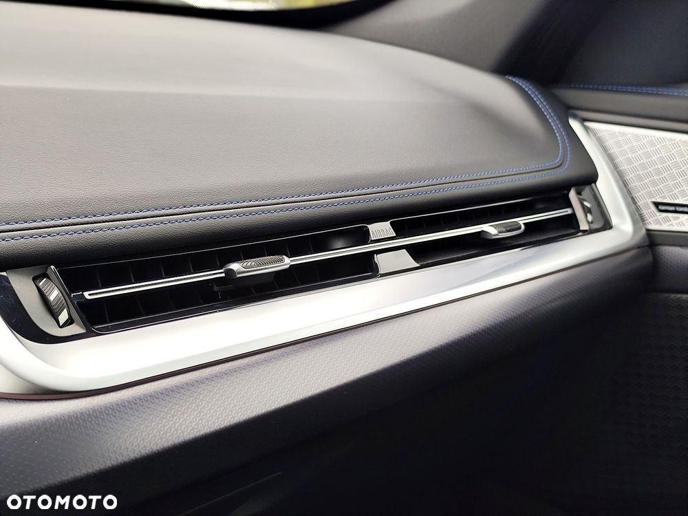 BMW iX1 xDrive30 66.5kWh M Sport - 28