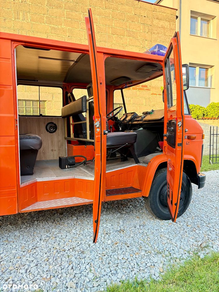 Mercedes-Benz 407D - 10