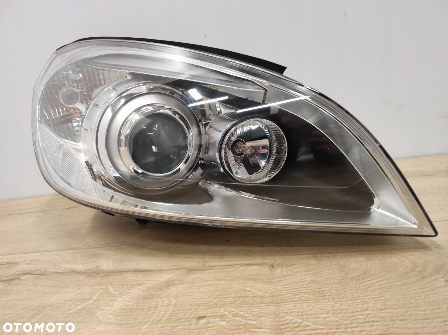 LAMPA PRZÓ PRAWA VOLVO S60 V60 10 - 13 XENON 31299991 EUROPA - 1