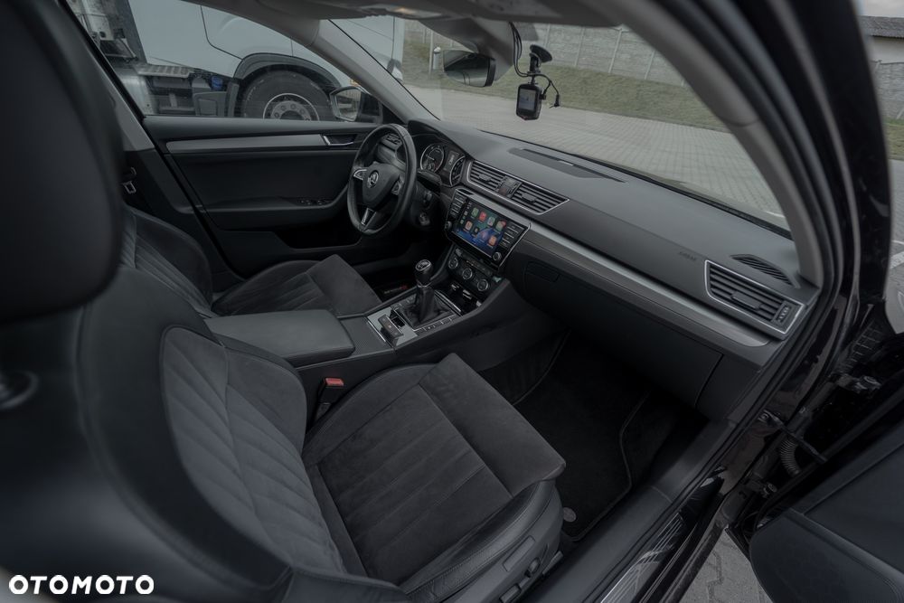 Skoda Superb 2.0 TDI Premium Edition - 29