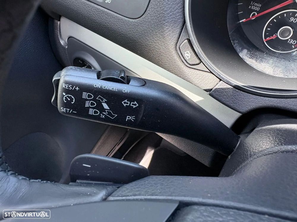 VW Golf 2.0 TDi Highline DSG - 38