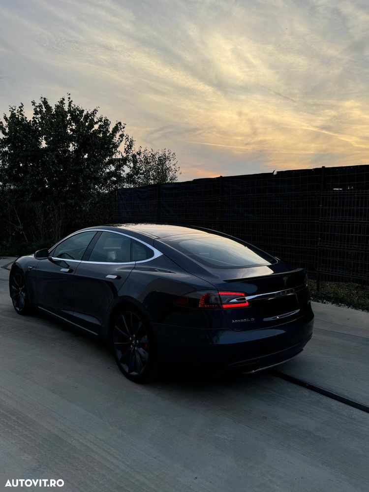 Tesla Model S - 4