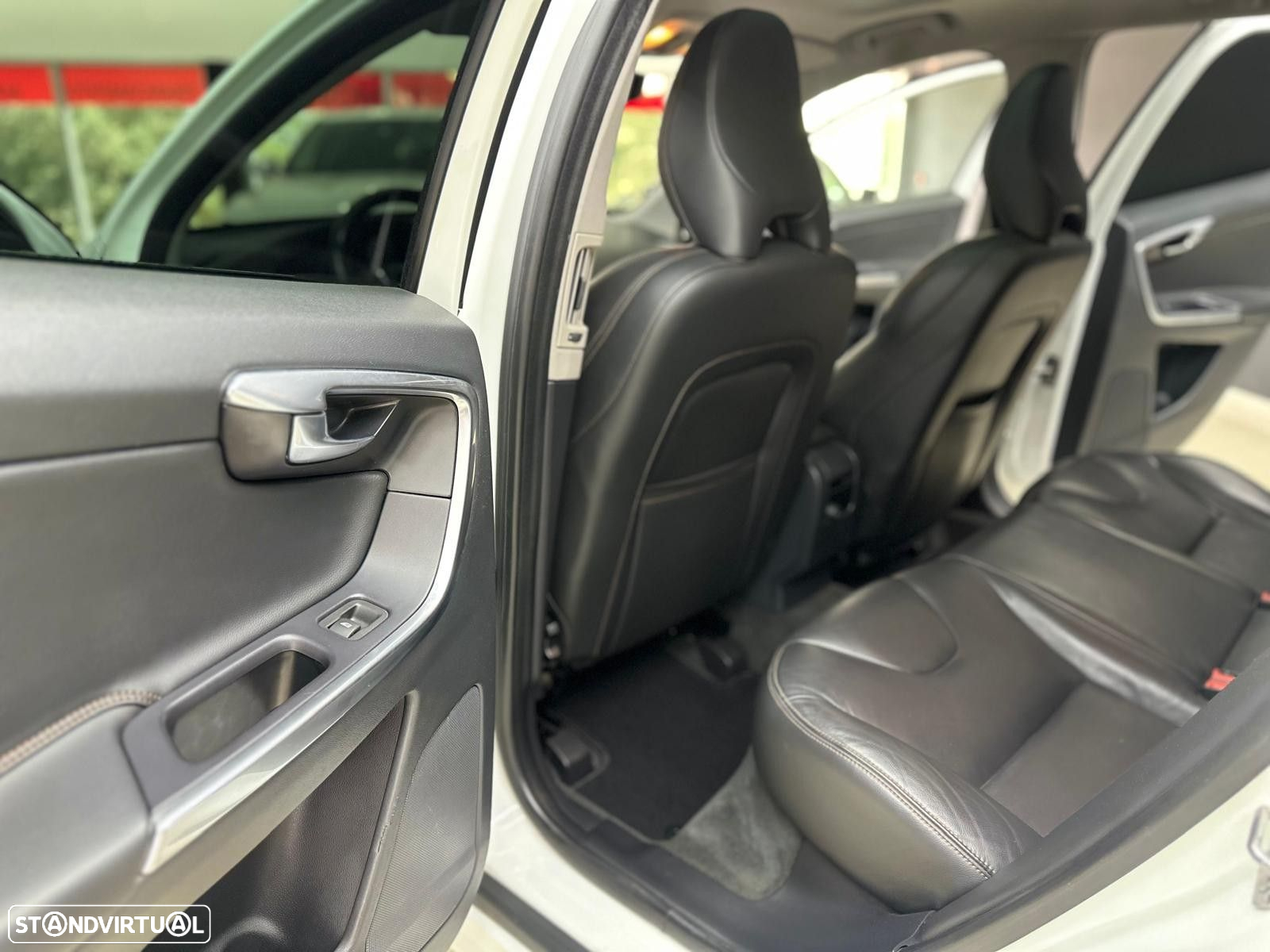 Volvo XC 60 2.0 D4 R-Design Momentum - 12