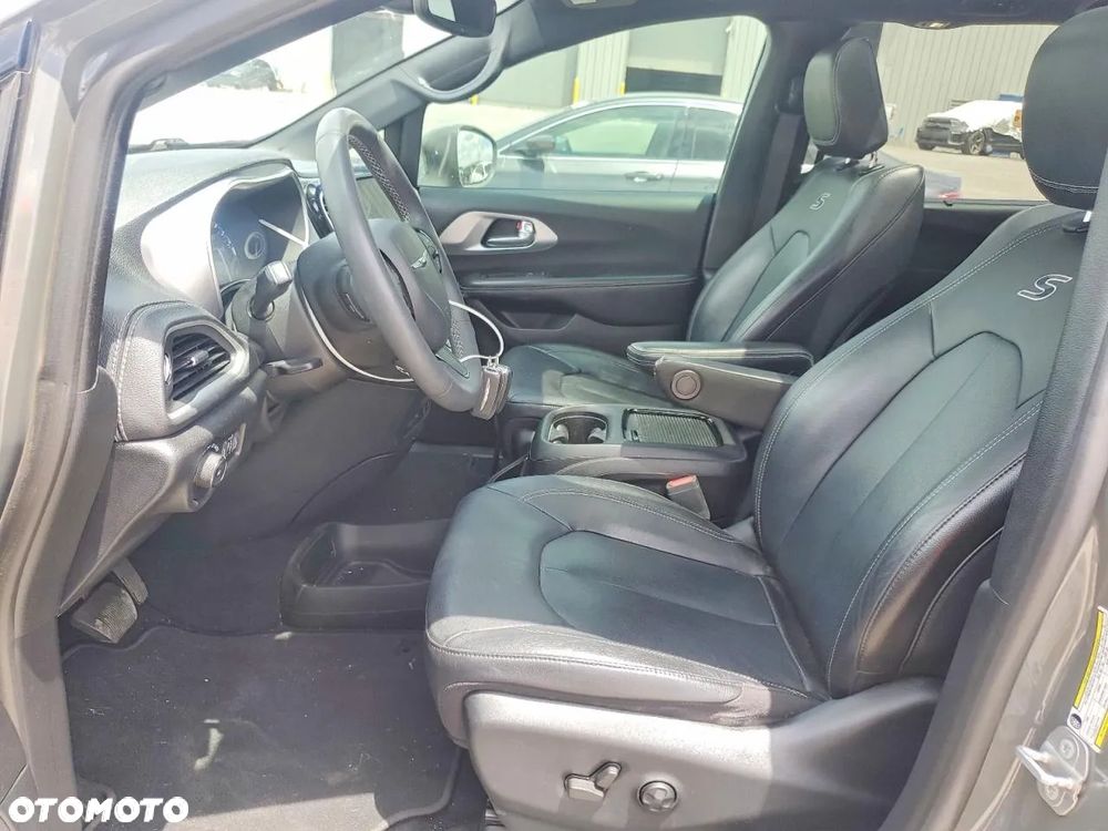 Chrysler Pacifica - 8