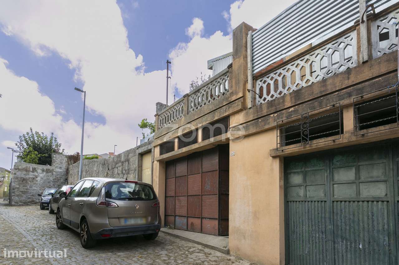 MORADIA DE 3 PISOS PARA REABILITAR A SEU GOSTO C/ PIP APROVADO - Grande imagem: 4/34