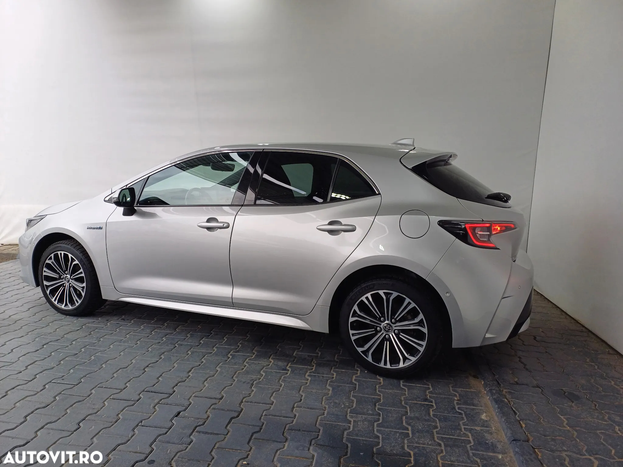 Toyota Corolla 1.8 HSD Exclusive interior Negru - 3