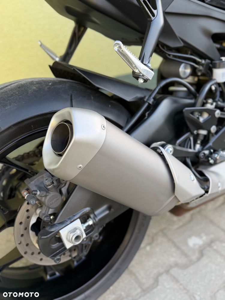 Yamaha R1 - 15