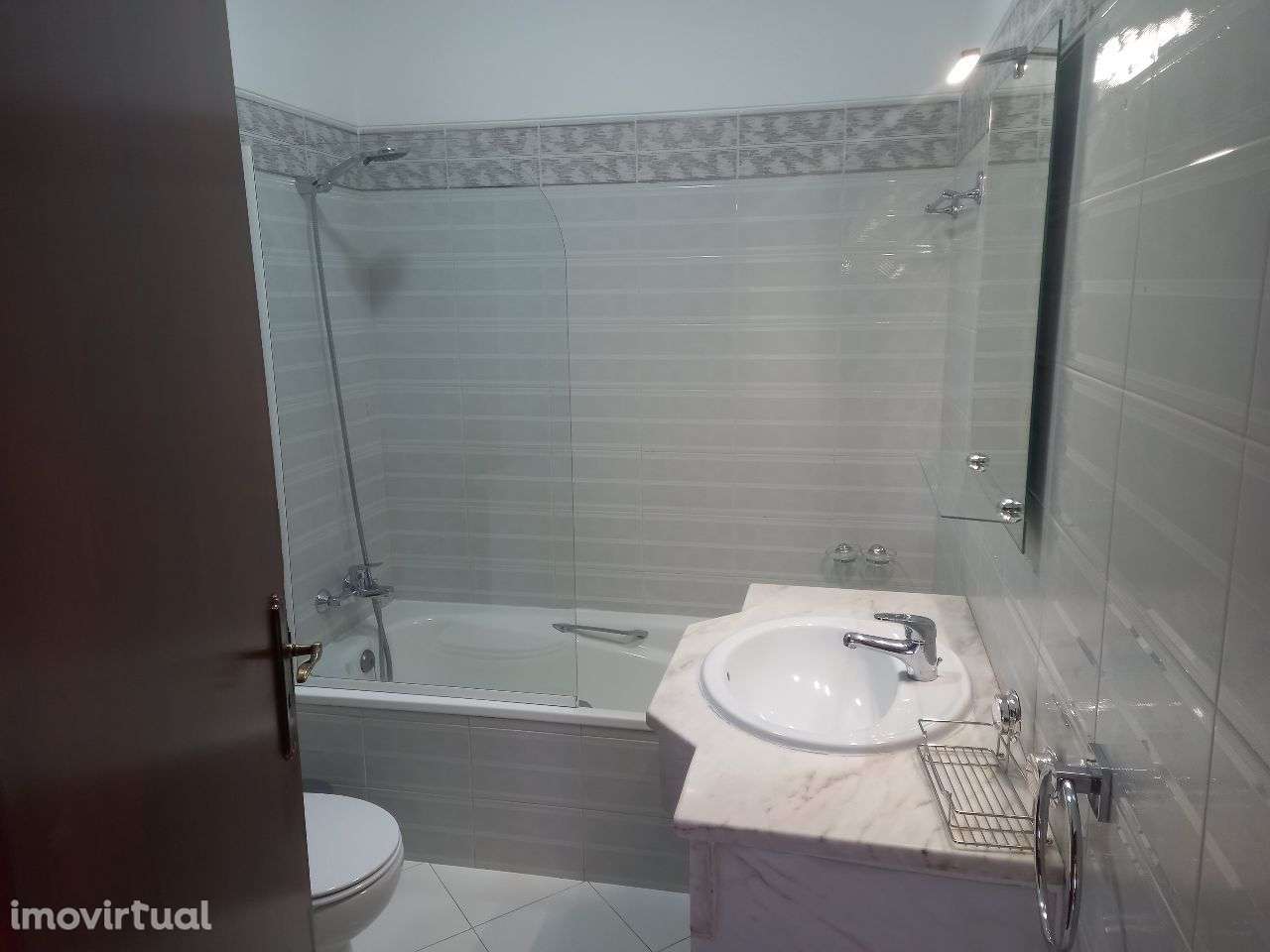 Aluga-se óptimo quarto ao ano no Pátio, Albufeira - Grande imagem: 3/9