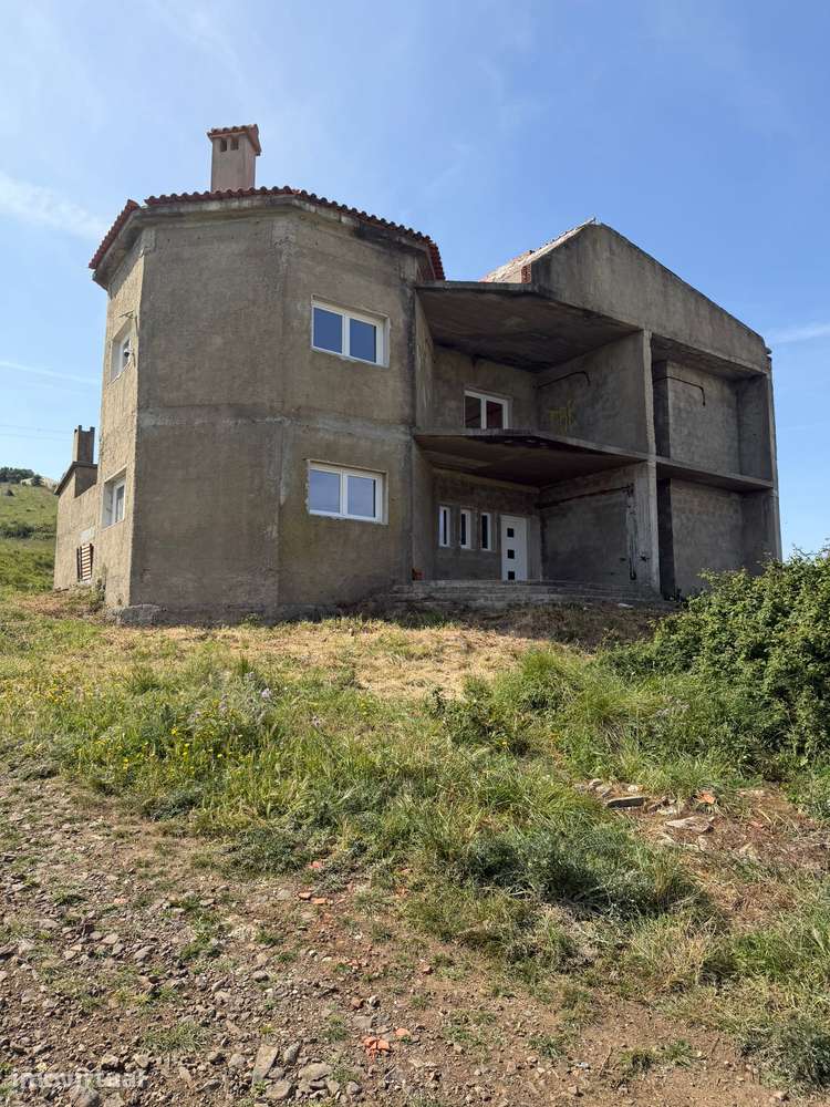 Terreno com Moradia - Investimento - Grande imagem: 2/10