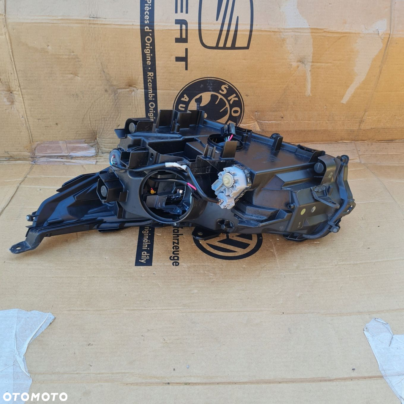 LEXUS NX 300H 200T 14r PRAWA LAMPA PRZÓD XENON EU - 3