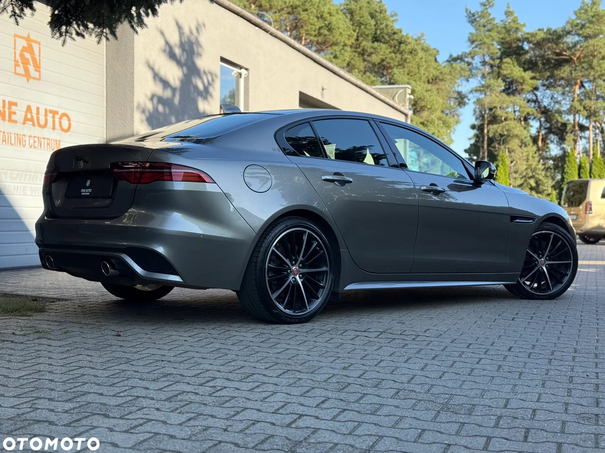 Jaguar XE 2.0 P250 R-Dynamic Black - 6