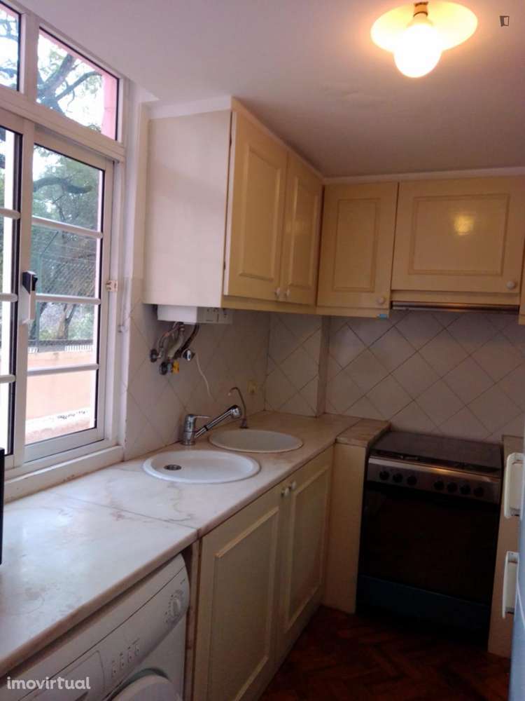 Quarto - localizado em Roma-Areeiro Lisbon - Grande imagem: 2/12