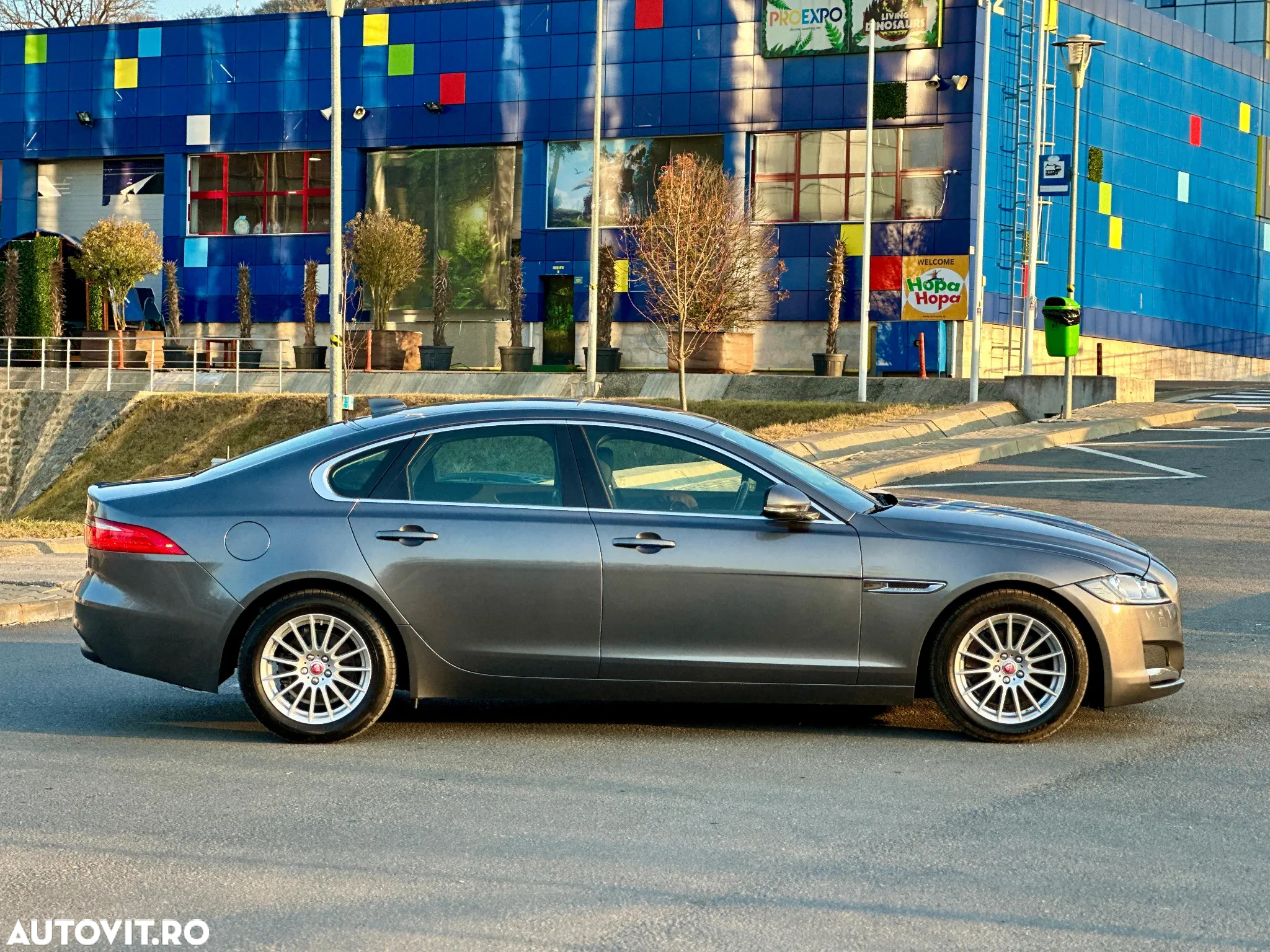 Jaguar XF 20d RWD E-Performance Portfolio - 27