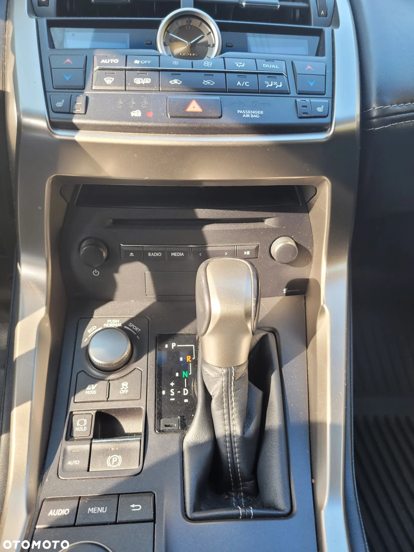 Lexus NX 300h Comfort AWD - 19