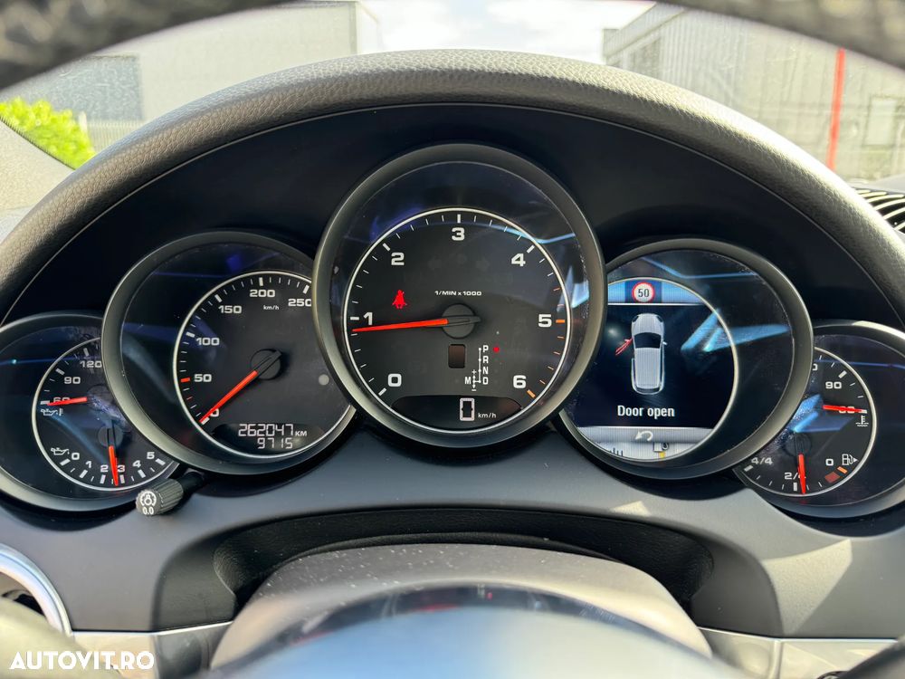 Porsche Cayenne 3.0 L - 16