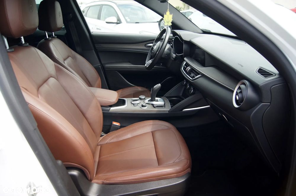 Alfa Romeo Stelvio 2.0 Turbo 16V AT8-Q4 Ti - 18