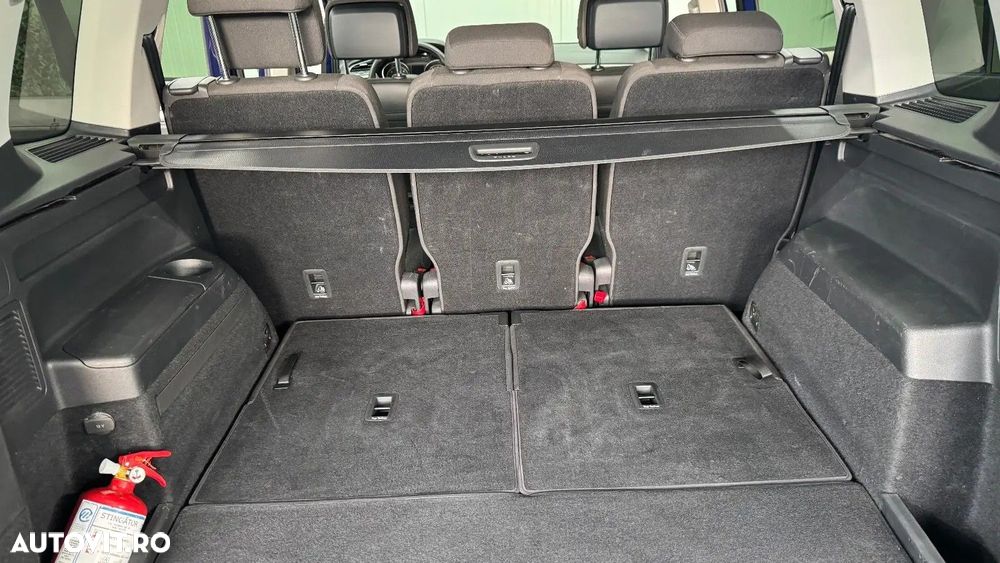 Volkswagen Touran - 12
