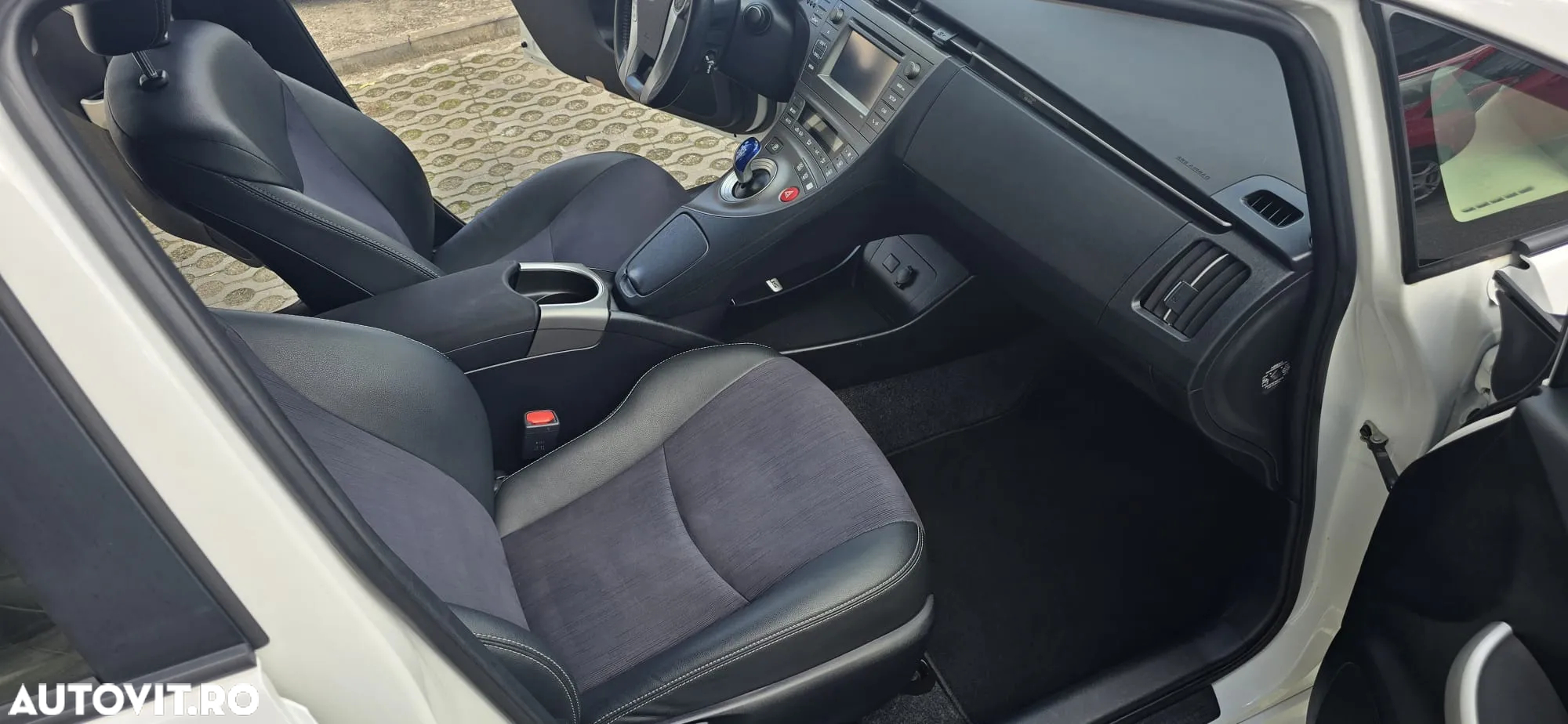 Toyota Prius (Hybrid) Executive - 14