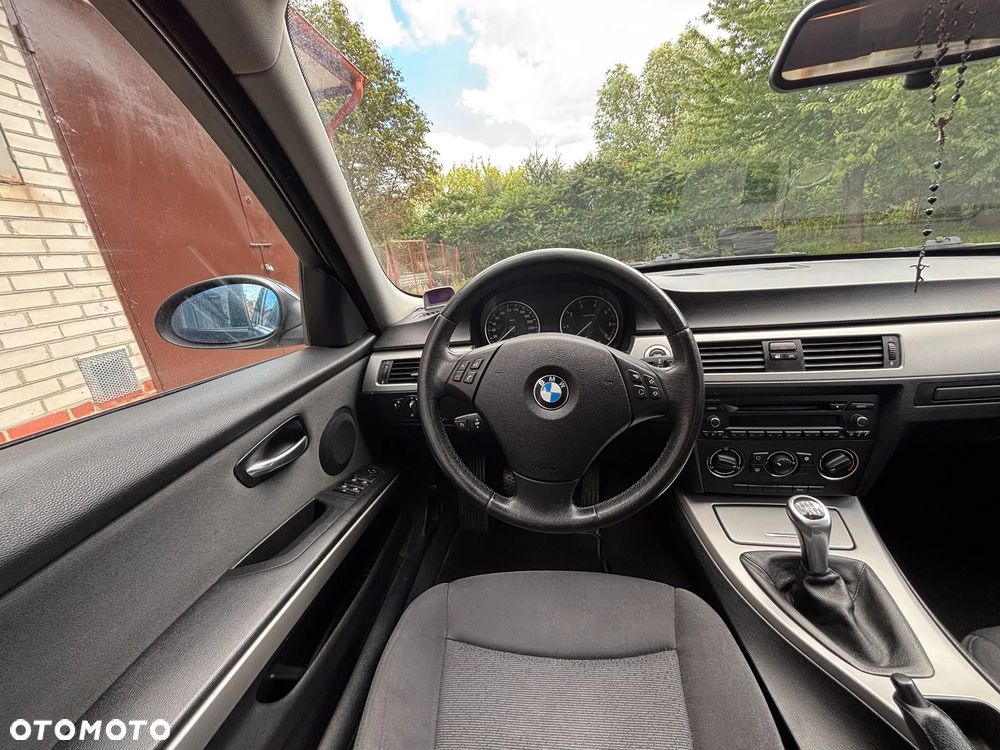 BMW Seria 3 318i - 25