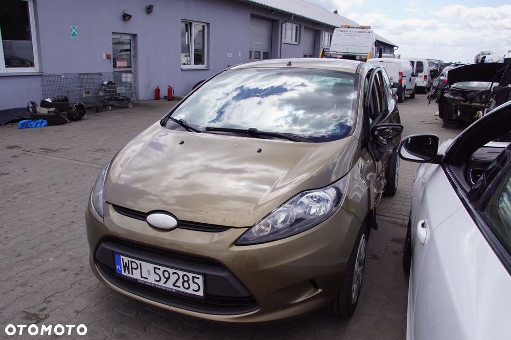 Auto na części - Ford Fiesta MK7 1.25 82 KM SNJA 8A6R-7002-JK CFSC 2012R Silnik Skrzynia Drzwi Maska Błotnik Zderzak Klapa Lampa Lusterko Lampa Szyba Deska Kokpit Sterownik Moduł Czujnik Licznik Panel Kierownica - 8