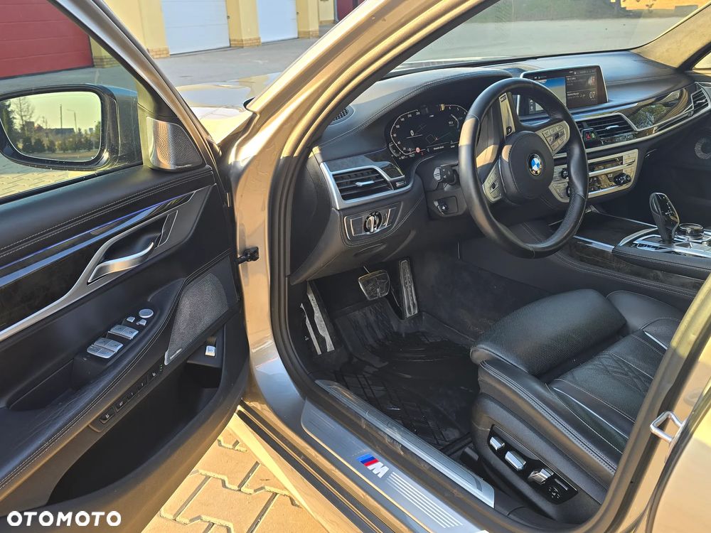 BMW Seria 7 750i xDrive sport - 16