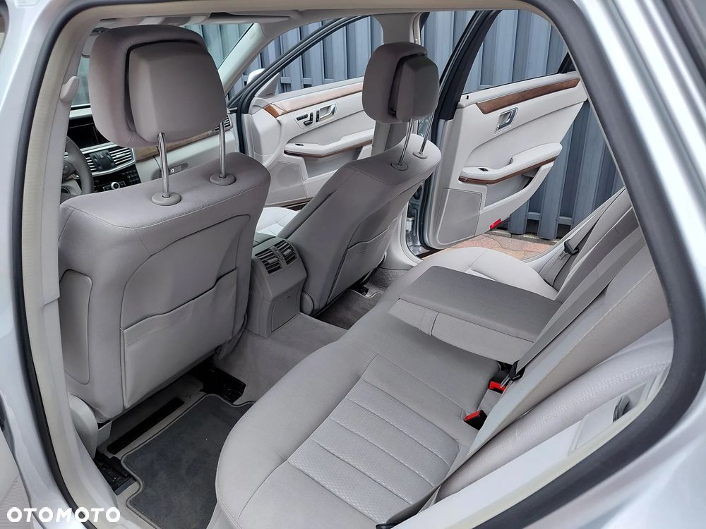 Mercedes-Benz Klasa E 300 CDI DPF BlueEFFICIENCY 7G-TRONIC Elegance - 21