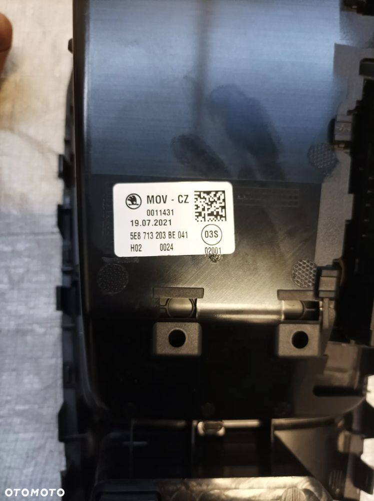 Skoda octavia IV panel tunelu środkowego schowek 5E8713203BE 657035736A - 3
