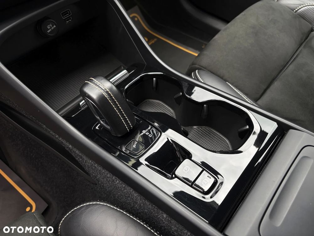 Volvo XC 40 D4 SCR AWD R-Design - 33