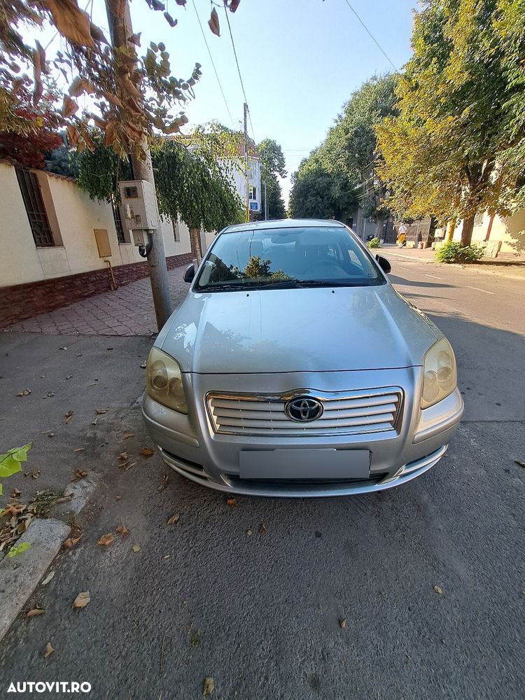 Toyota Avensis 1.8 Sedan Luna - 12