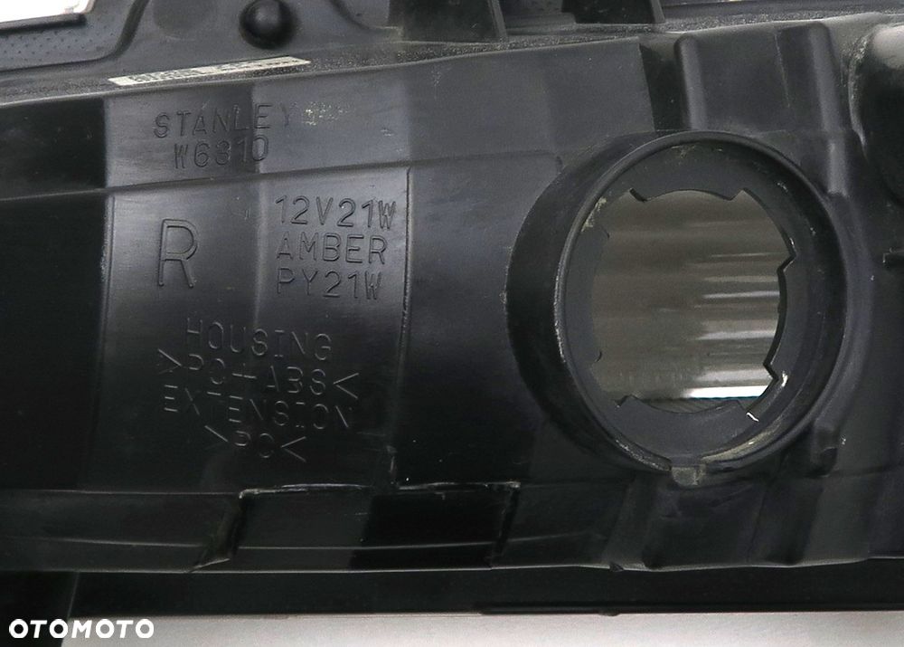 SUZUKI S-CROSS 2022 - Lampa R kierunkowskaz w zderzak S CROSS ORYGINAŁ OE - 11