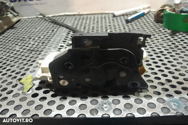 Broasca usa fata dreapta 3C1837016A 3C1837016A Volkswagen VW Passat B - 3