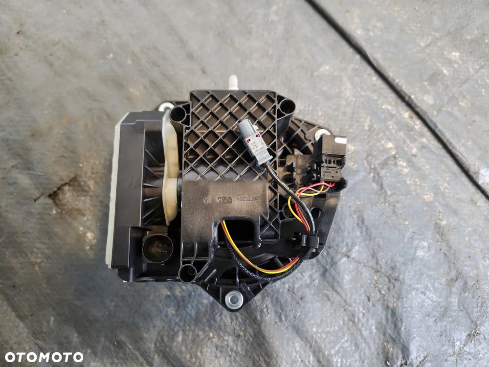 VW T-ROC kamera cofania znaczek w klapę 2GA827469L - 3