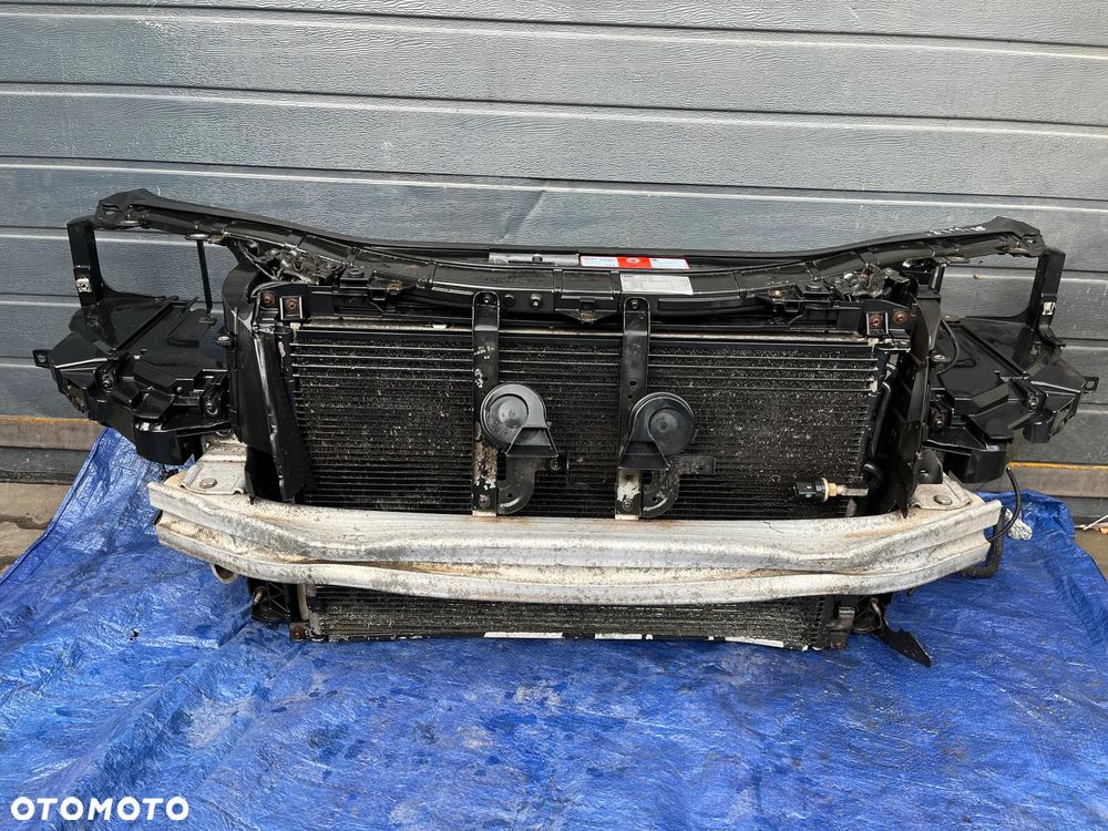 PAS PRZEDNI CHŁODNICE AUDI A8 D3 LIFT 3.0 TDI - 1