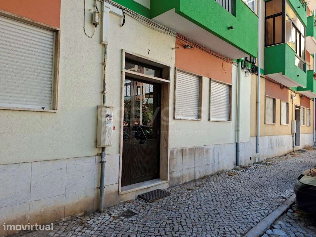 Apartamento T1 com excelente localização no Barreiro - Grande imagem: 2/17